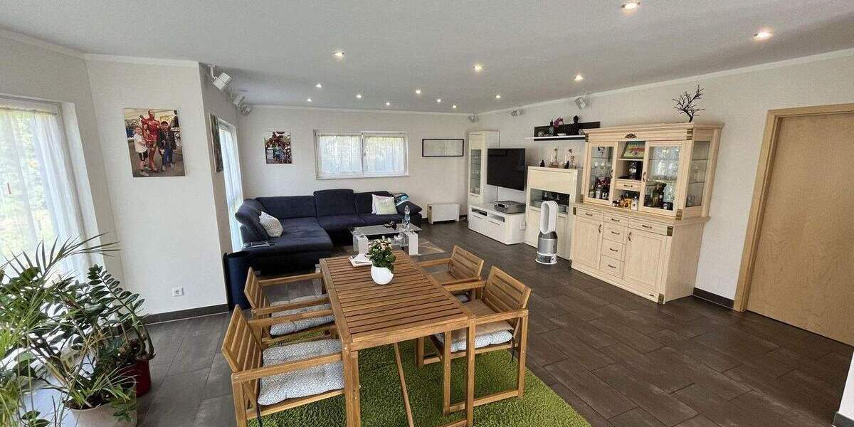 Freistehendes Einfamilienhaus mit Wellnessbereich, Einliegerwohnung und Doppelgarage in Kornwestheim 8 zimmer