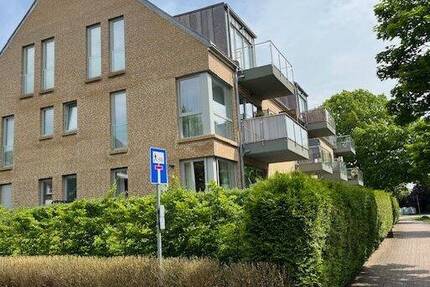 Neubau - mit Aufzug, Parkett und Tiefgarage - fußläufig zur R-S-Bahn