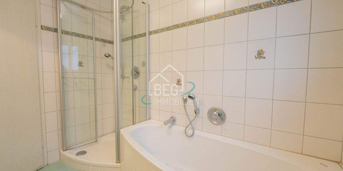 Gartenidylle trifft Wohnkomfort: Doppelhaushälfte mit Einliegerwohnung 4 zimmer