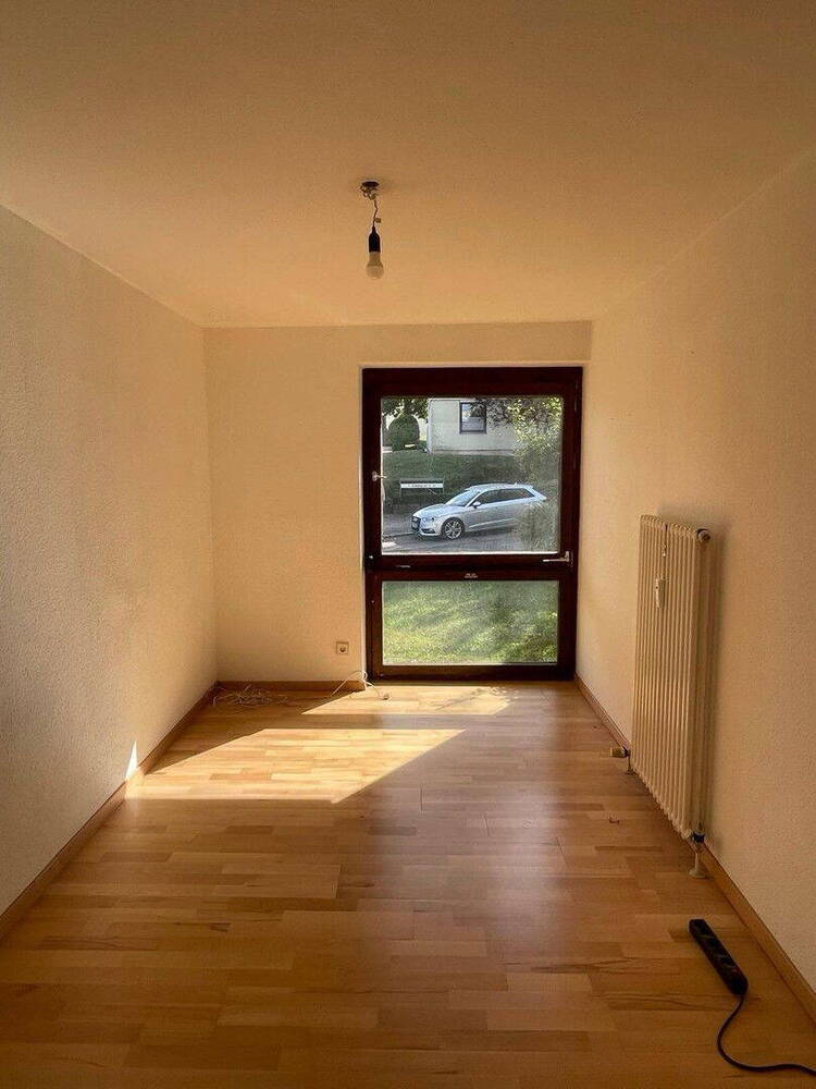 Bezugsfreie 4,5-Zi.-Wohnung mit Terrasse & Tiefgarage - im Grünen