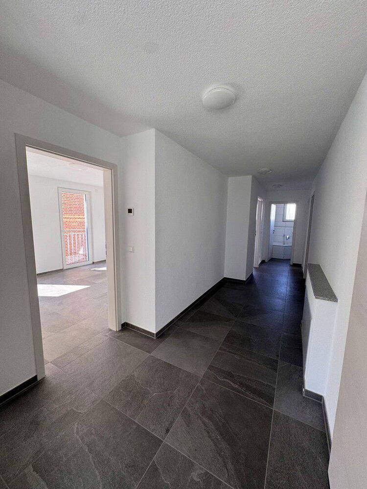 Neubau Sonnige, moderne 3-Zi.-Wohnung mit Balkon, Einbauküche und Stellplatz