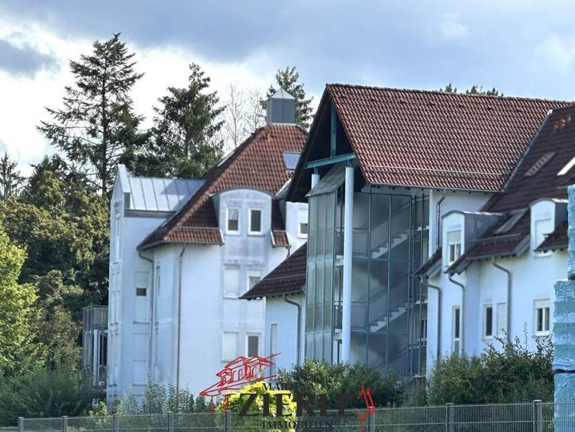 Gelegenheit, ab 01.10 frei! Schöne helle DG-Wohnung mit Balkon, Einbauküche und TG-Stellplatz!