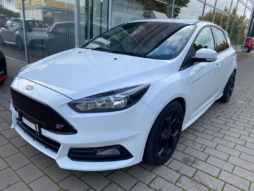 Ford Focus 97.956 km 17.700 € Böblingen 71034