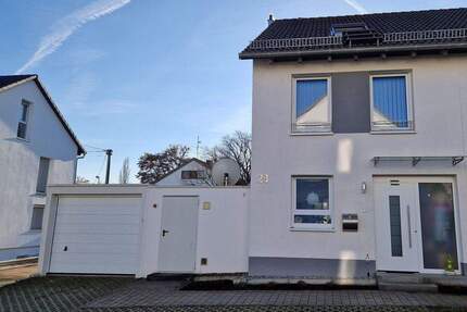 Ihr Familien-Zuhause in Nürtingen: Reiheneckhaus mit Garten und einer Garage mit Stellplatz 5 zimmer