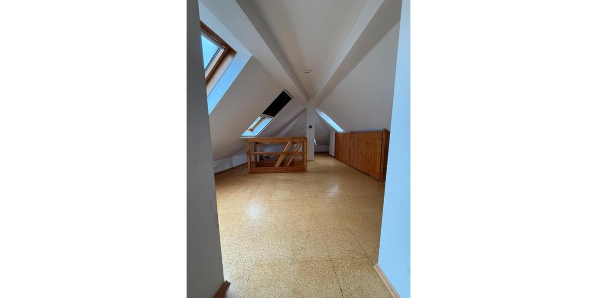 Dachgeschoßwohnung Stuttgart Luginsland - 2.5 Zimmer, 86 m&sup2;, 1.350&euro; | Angebot:24801989