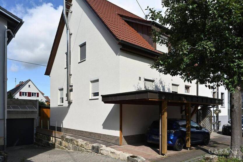 Moderne Doppelhaushälfte mit Garten in der Stadtmitte