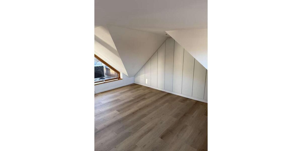 Dachgeschoßwohnung Stuttgart Luginsland - 2.5 Zimmer, 86 m&sup2;, 1.350&euro; | Angebot:24801989