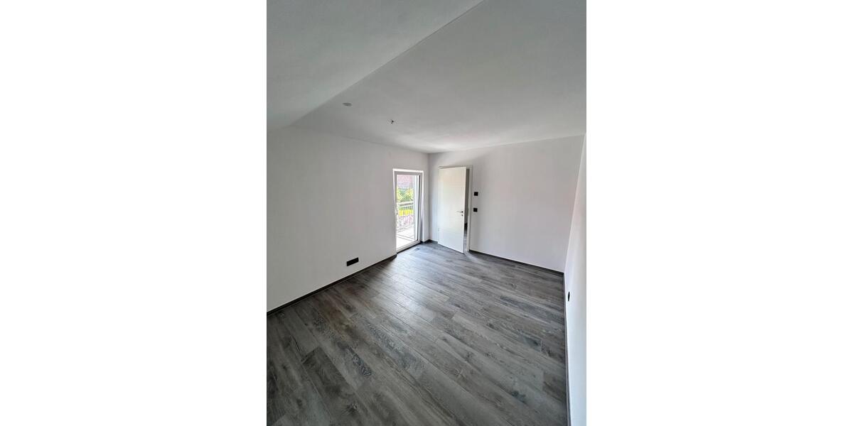 Dachgeschoßwohnung Fellbach - 4 Zimmer, 100 m&sup2;, 1.200&euro; | Angebot:26618472