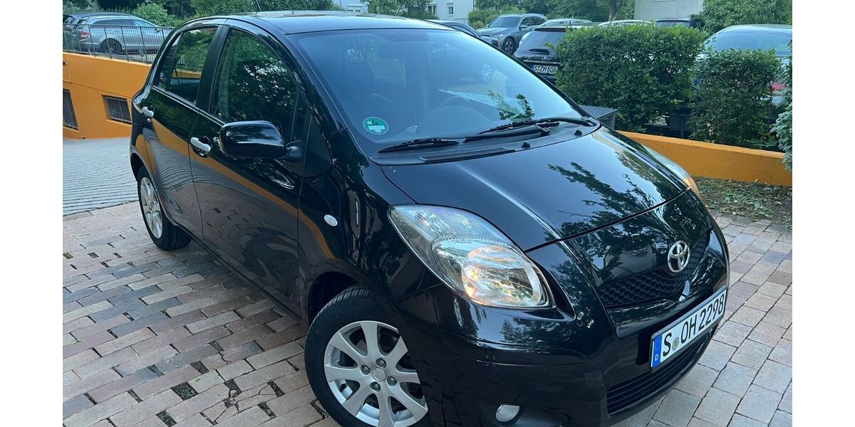 Toyota Yaris 121.600 km 3.999 &euro; Stuttgart 70186