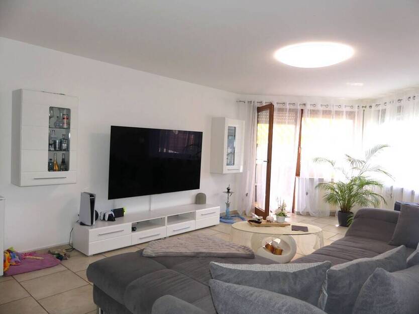 Schicke 3 Zimmer Wohnung mit einem sonnigen Balkon und PKW Stellplatz. Frei ab 01.11.2025