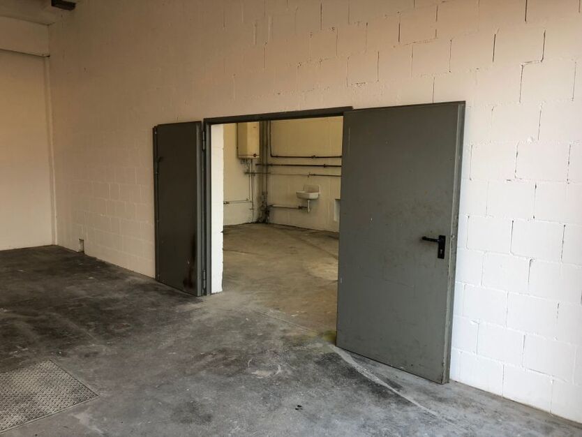 Verkehrsgünstige Gewerbehalle m. Sanitärräumen, eigenem Tor und 2 Parkplätzen provisionsfrei zimmer