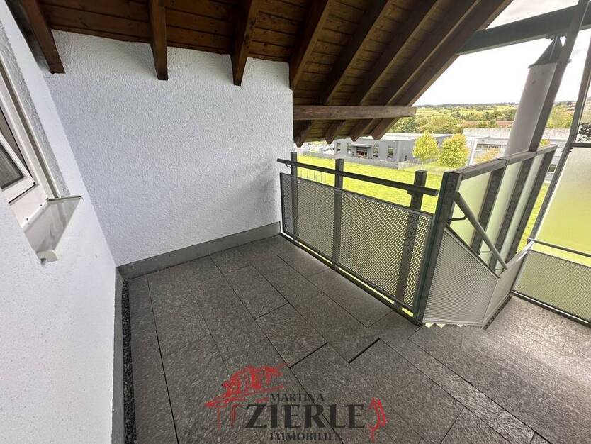 Gelegenheit, ab 01.10 frei! Schöne helle DG-Wohnung mit Balkon, Einbauküche und TG-Stellplatz!