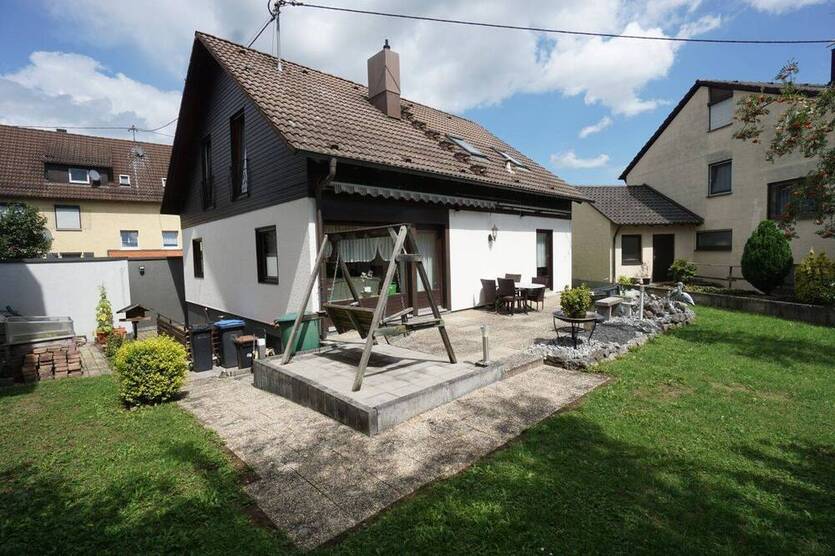 Gepflegtes, freistehendes Einfamilienhaus mit großer Terrasse, Garten, Garage mit angrenzendem Abstellraum und Pkw-Stellplatz