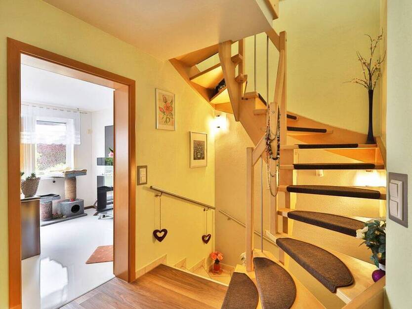 Ihr neuer Lebensmittelpunkt: Reihenmittelhaus mit Terrasse, Balkon und Garage