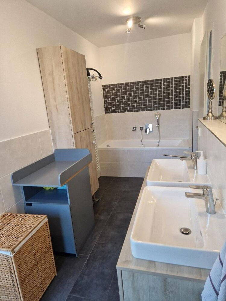 Provisionsfrei! Moderne, barrierefreie 4,5-Zimmer-Wohnung mit zwei Bädern, großem Balkon