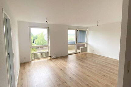 4-Zimmer-Wohnung, 83 m2, neu renoviert, inkl. Garage + Carport