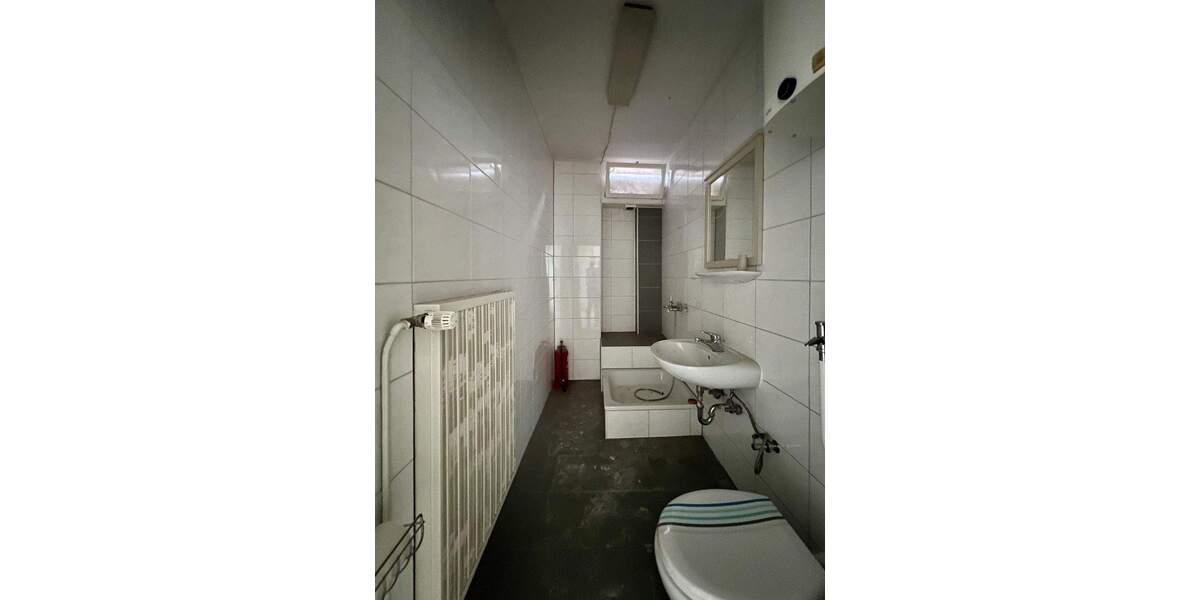 Gewerbeeinheit mit vielseitiger Nutzungsmöglichkeit - vermietete Teilfläche und großzügige Lagerflächen 4 zimmer