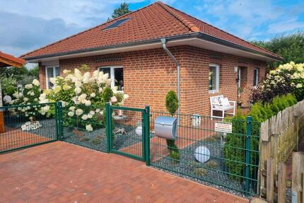 freistehender Walmdachbungalow im Ferienhauspark