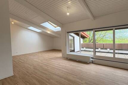 Sanierte 4,5-Zimmer-DG Wohnung mit Balkon in ruhiger Alleinlage von Bissingen!