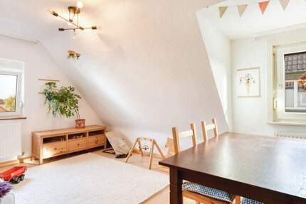 +++ Gemütlich im Dachgeschoss - Linoleumboden - ruhig & zentrumsnah - EBK- & Möbel-Übernahme möglich - inkl. Gartenan... 4 zimmer