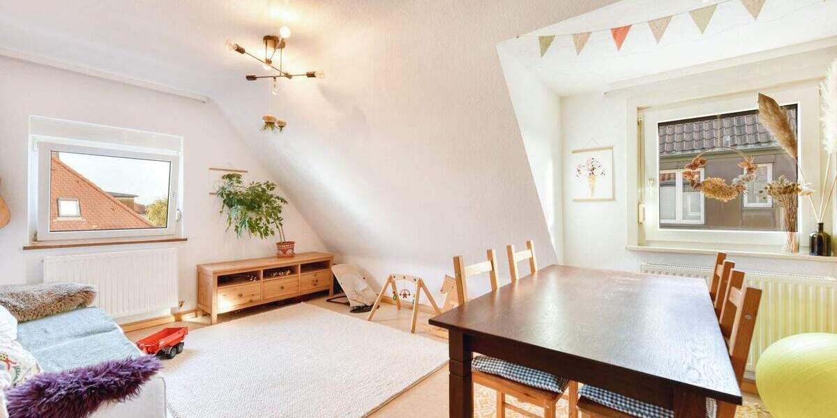 +++ Gemütlich im Dachgeschoss - Linoleumboden - ruhig & zentrumsnah - EBK- & Möbel-Übernahme möglich - inkl. Gartenan... 4 zimmer