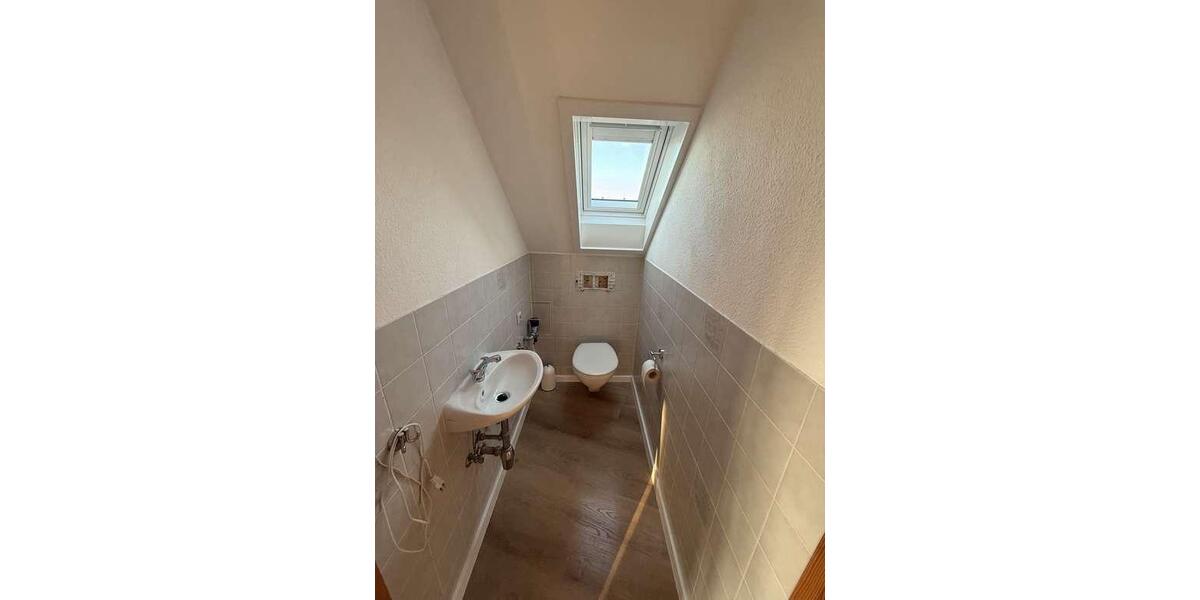 Dachgeschoßwohnung Stuttgart Luginsland - 2.5 Zimmer, 86 m&sup2;, 1.350&euro; | Angebot:24801989