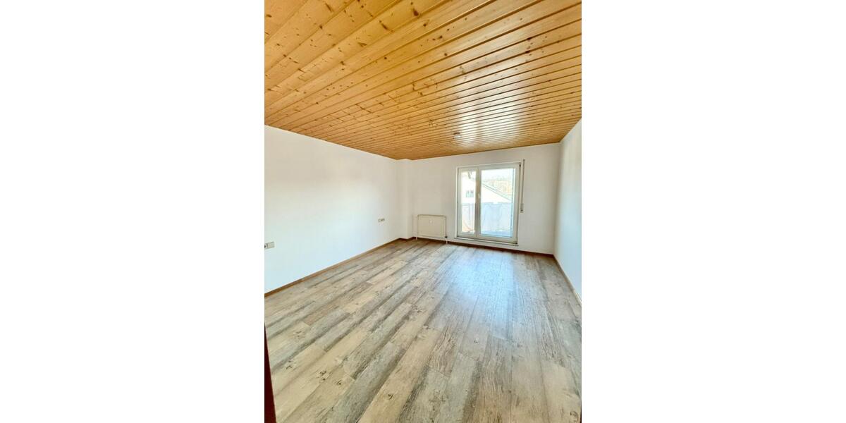 Dachgeschoßwohnung Kirchheim unter Teck - 3 Zimmer, 100 m&sup2;, 1.360&euro; | Angebot:24811598