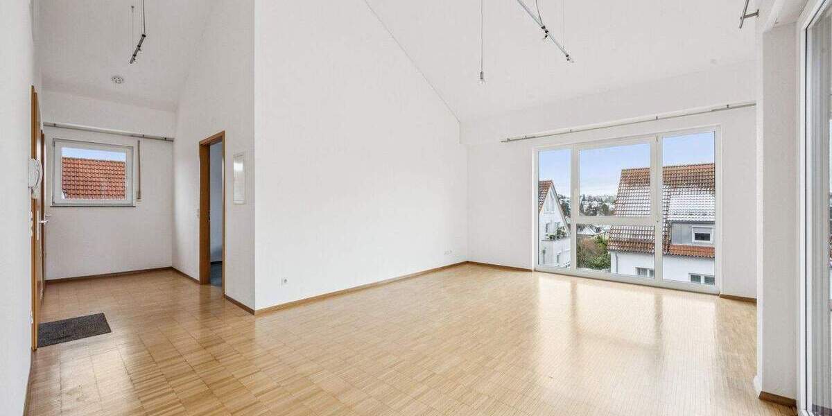 Allein auf der Etage: Ruhige 2-Zimmer-Dachgeschosswohnung mit West-Balkon & Tiefgarage 2 zimmer