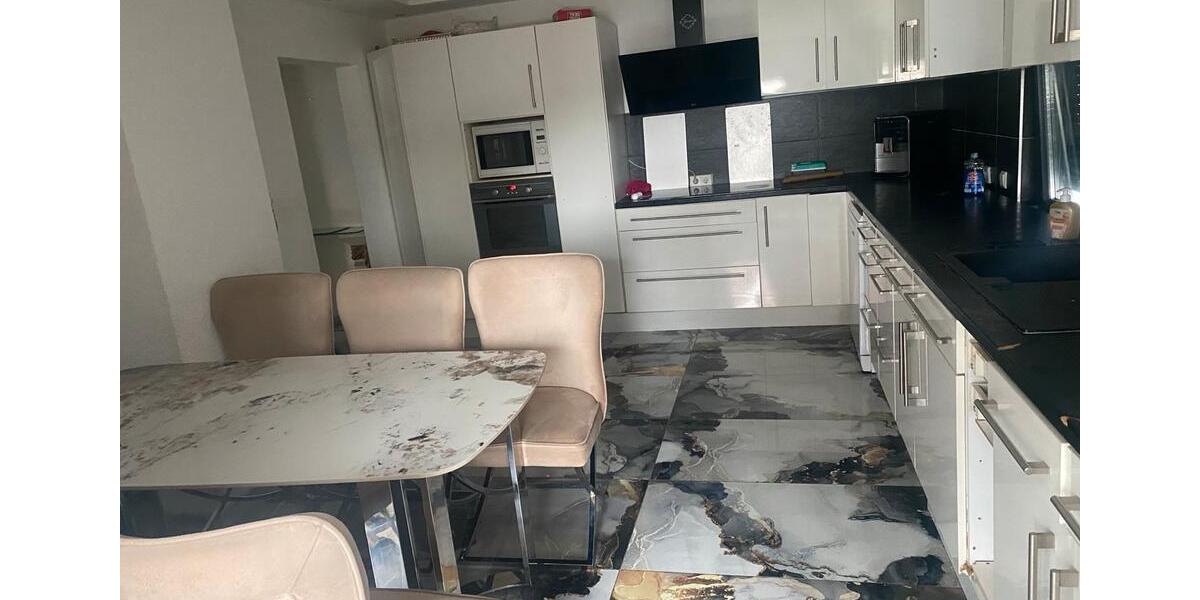 Einfamilienhaus Nürtingen - 6 Zimmer, 250 m&sup2;, 2.300&euro; | Angebot:25047803