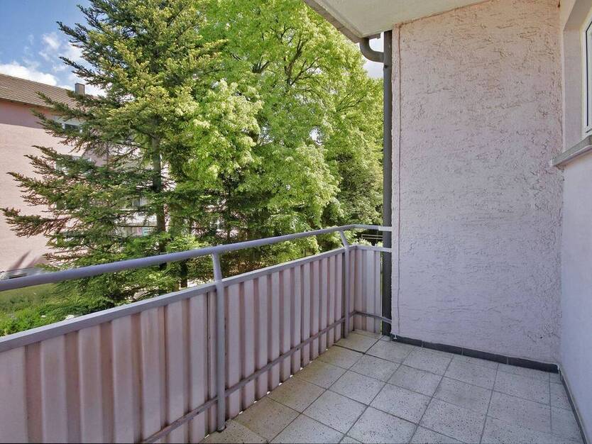 Gut geschnittene, helle 4-Zimmer-Wohnung mit großem Balkon