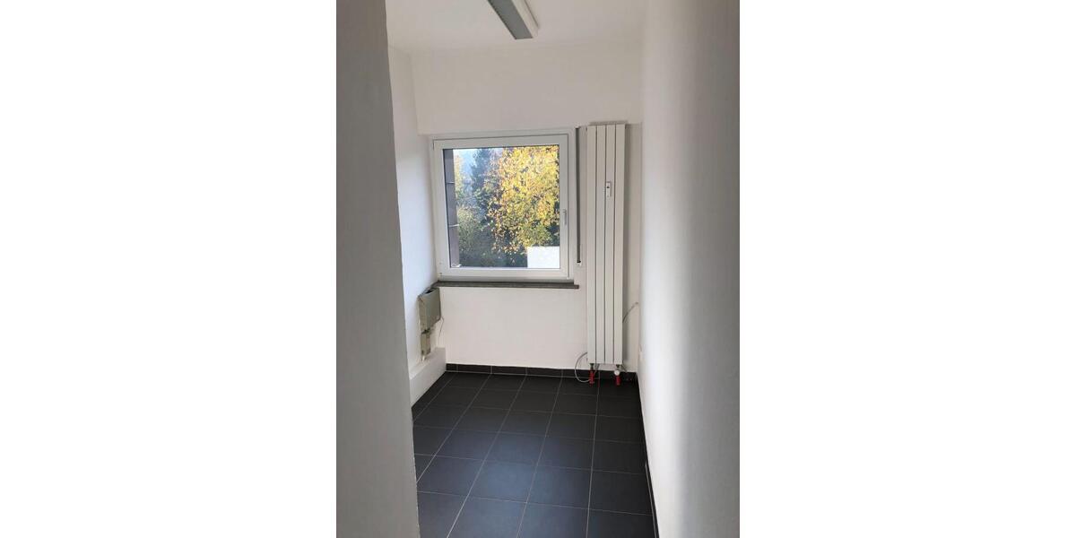 Verkehrsgünstige Lagerhalle m. Sanitärräumen, eigenem Tor und 2 Parkplätzen provisionsfrei - Gewerbeobjekt Remshalden | Angebot:22695774