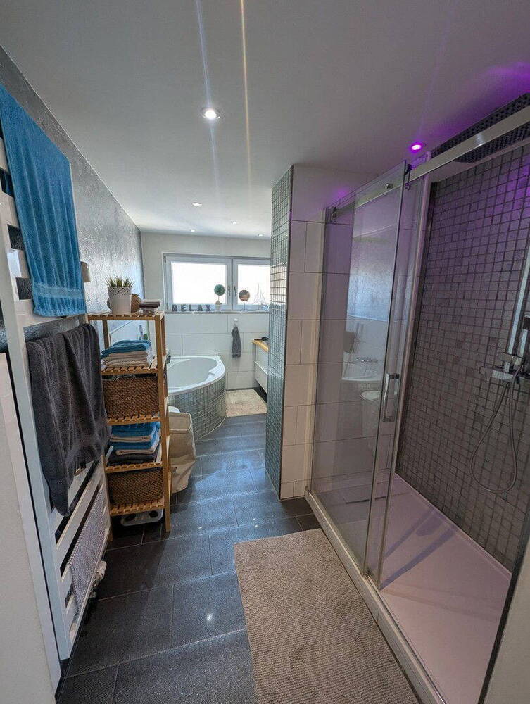 von PRIVAT kernsanierte & klimatisierte 3-Zi. Wohnung mit Dachterrasse in Filderstadt