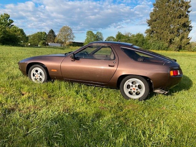 928