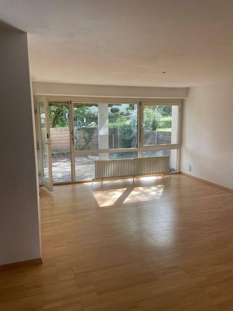 Bezugsfreie 4,5-Zi.-Wohnung mit Terrasse & Tiefgarage - im Grünen