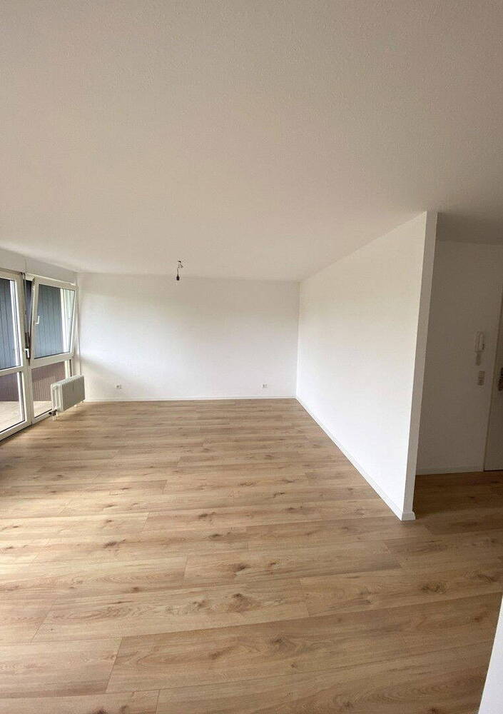 4-Zimmer-Wohnung, 83 m2, neu renoviert, inkl. Garage + Carport