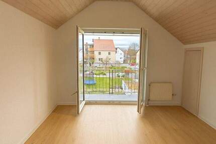 Hübsche 2 Zimmer-Dachgeschoss-Wohnung mit Balkon im Grünen 2 zimmer