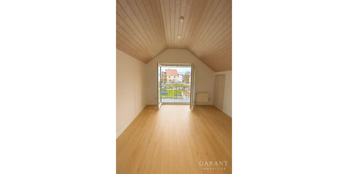 Hübsche 2 Zimmer-Dachgeschoss-Wohnung mit Balkon im Grünen 2 zimmer