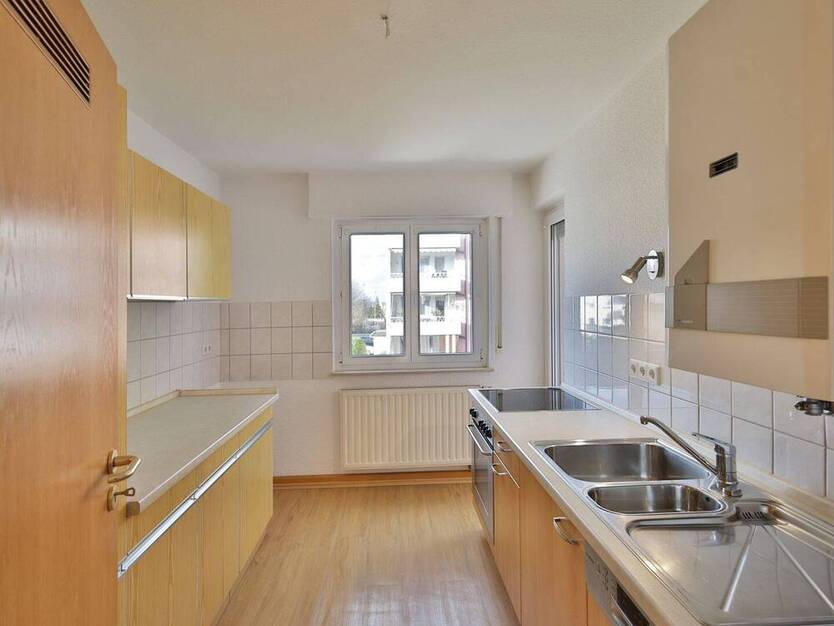 Gut geschnittene, helle 4-Zimmer-Wohnung mit großem Balkon