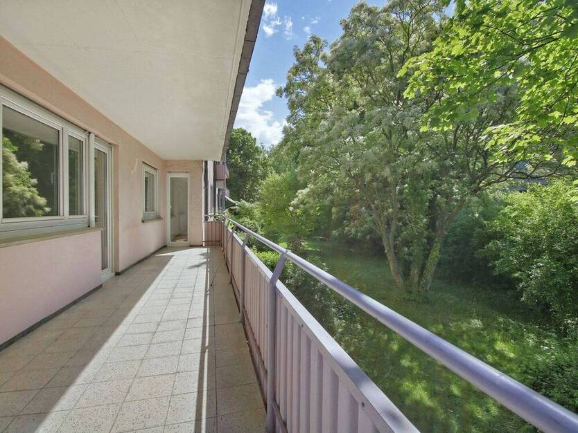 Gut geschnittene, helle 4-Zimmer-Wohnung mit großem Balkon