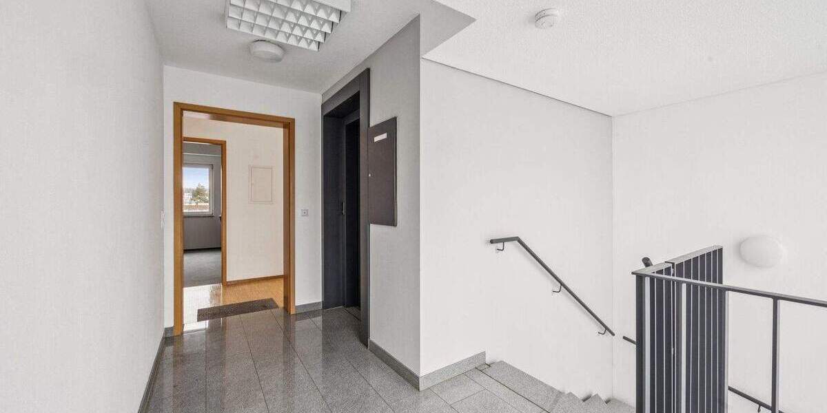 Allein auf der Etage: Ruhige 2-Zimmer-Dachgeschosswohnung mit West-Balkon & Tiefgarage 2 zimmer