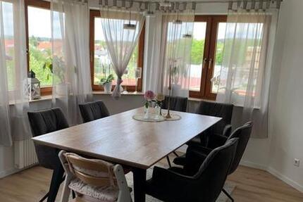 Stilvolle und lichtdurchflutete Wohnung mit Balkon