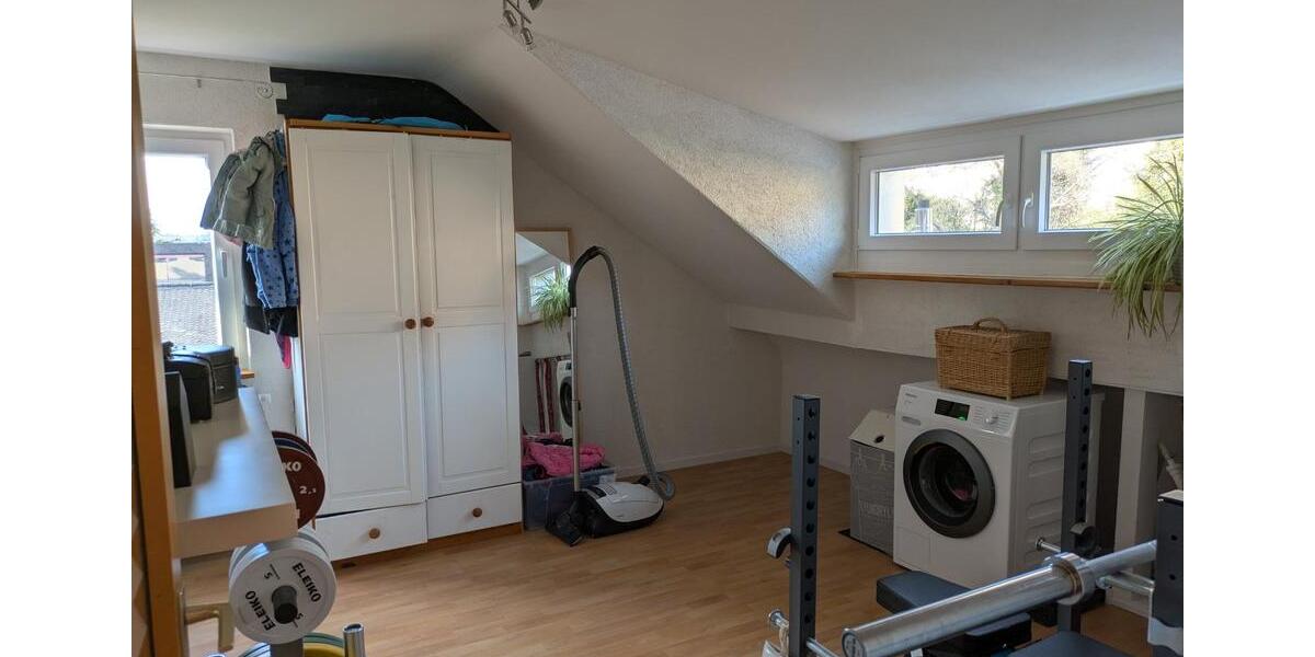 Dachgeschoßwohnung Stuttgart Luginsland - 4.5 Zimmer, 129 m&sup2;, 1.935&euro; | Angebot:24729122