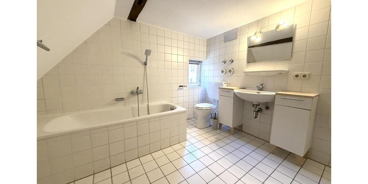 Dachgeschoßwohnung Esslingen am Neckar - 3.5 Zimmer, 105 m&sup2;, 1.400&euro; | Angebot:26057341