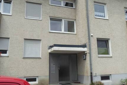 Gut aufgeteilte Eigentumswohnung mit überdachtem Balkon und PKW-Stellplatz vor der Haustür.