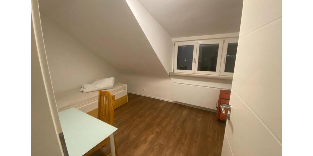 Dachgeschoßwohnung Stuttgart Luginsland - 14 Zimmer, 68 m&sup2;, 400&euro; | Angebot:26396759