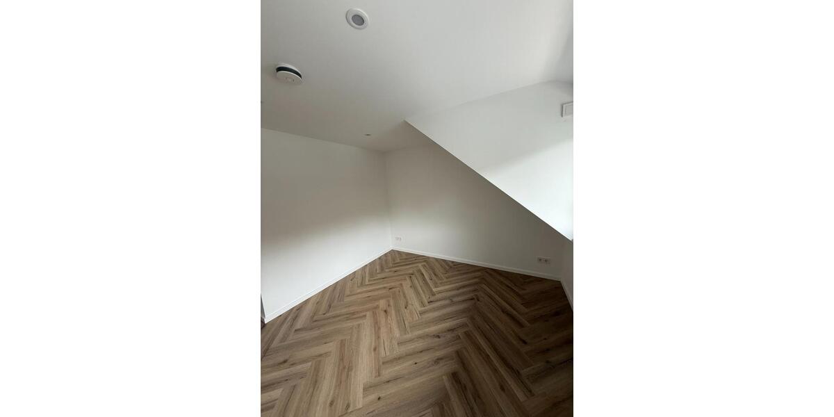 Dachgeschoßwohnung Stuttgart Mühlhausen - 4.5 Zimmer, 122 m&sup2;, 2.100&euro; | Angebot:25174546