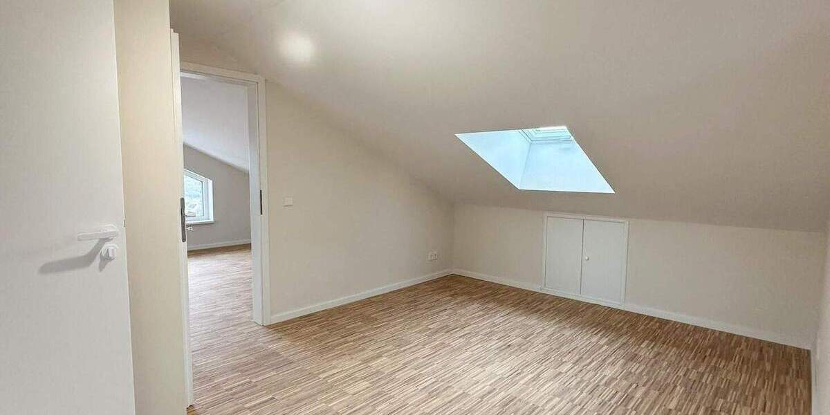 Einfamilienhaus Esslingen am Neckar Sulzgries - 6 Zimmer, 260 m&sup2;, 3.420&euro; | Angebot:24876305