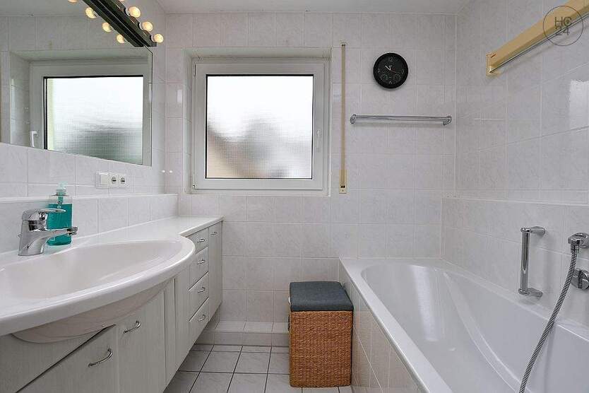 Sonnige, stilvoll möblierte Wohnung mit Balkon in Korntal 2 zimmer