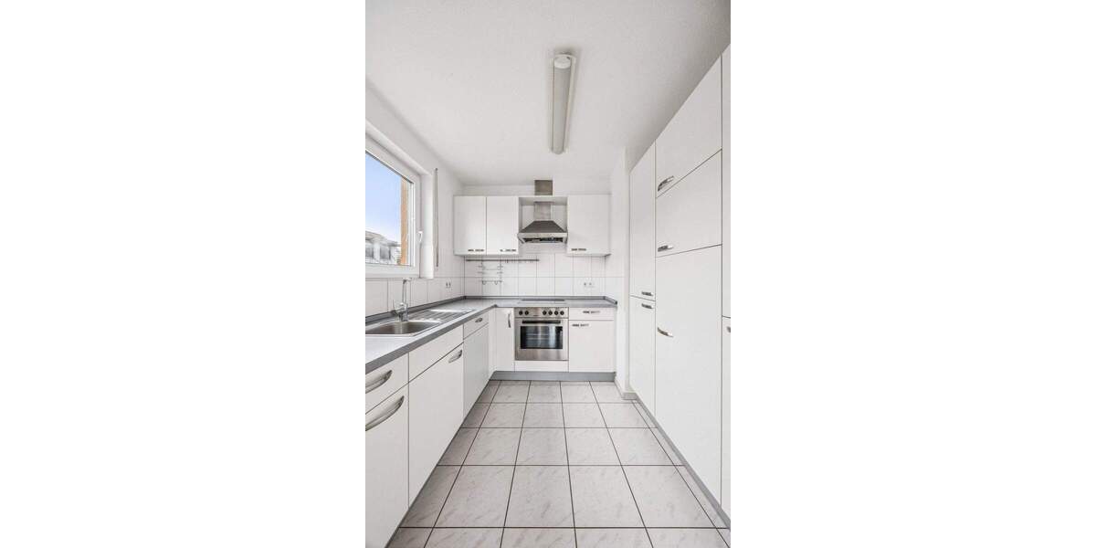 Allein auf der Etage: Ruhige 2-Zimmer-Dachgeschosswohnung mit West-Balkon & Tiefgarage 2 zimmer