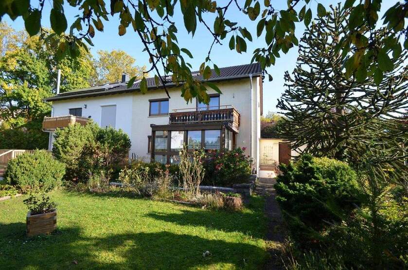 Großzügige Doppelhaushälfte mit schönem Garten, zentral gelegen 7 zimmer